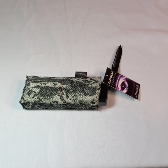 Shed Rain Flatware Umbrella - Picture 3 of 6